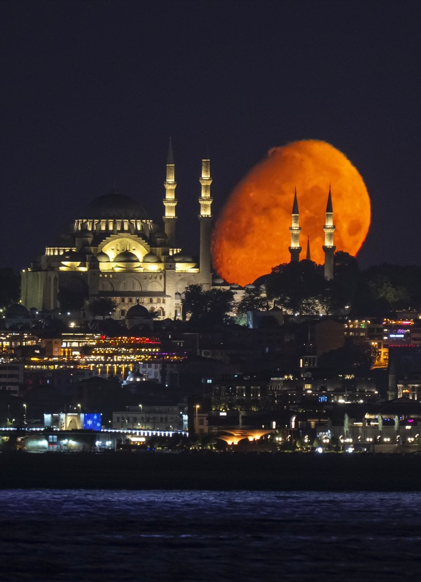 İstanbul semalarında büyüleyici buluşma: Ay, Süleymaniye ile aynı karede