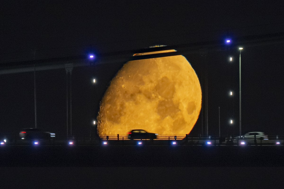 İstanbul semalarında büyüleyici buluşma: Ay, Süleymaniye ile aynı karede