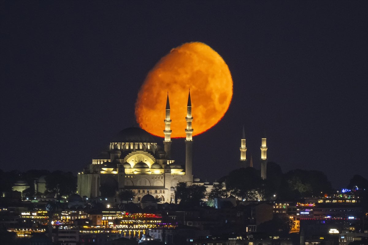 İstanbul semalarında büyüleyici buluşma: Ay, Süleymaniye ile aynı karede