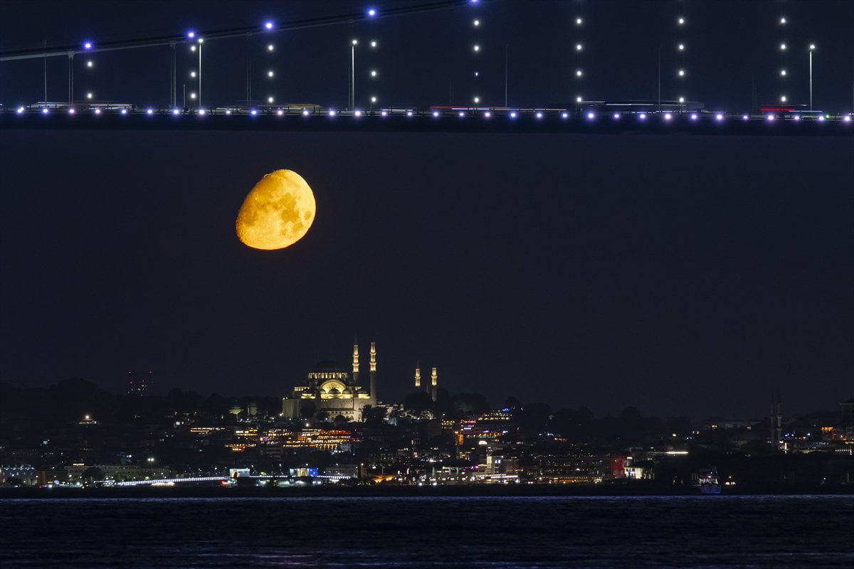 İstanbul semalarında büyüleyici buluşma: Ay, Süleymaniye ile aynı karede