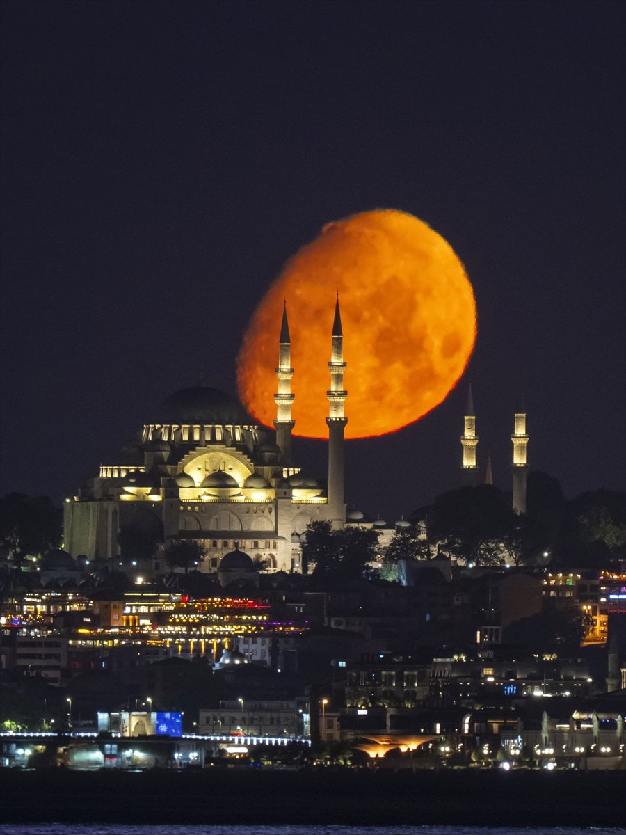 İstanbul semalarında büyüleyici buluşma: Ay, Süleymaniye ile aynı karede