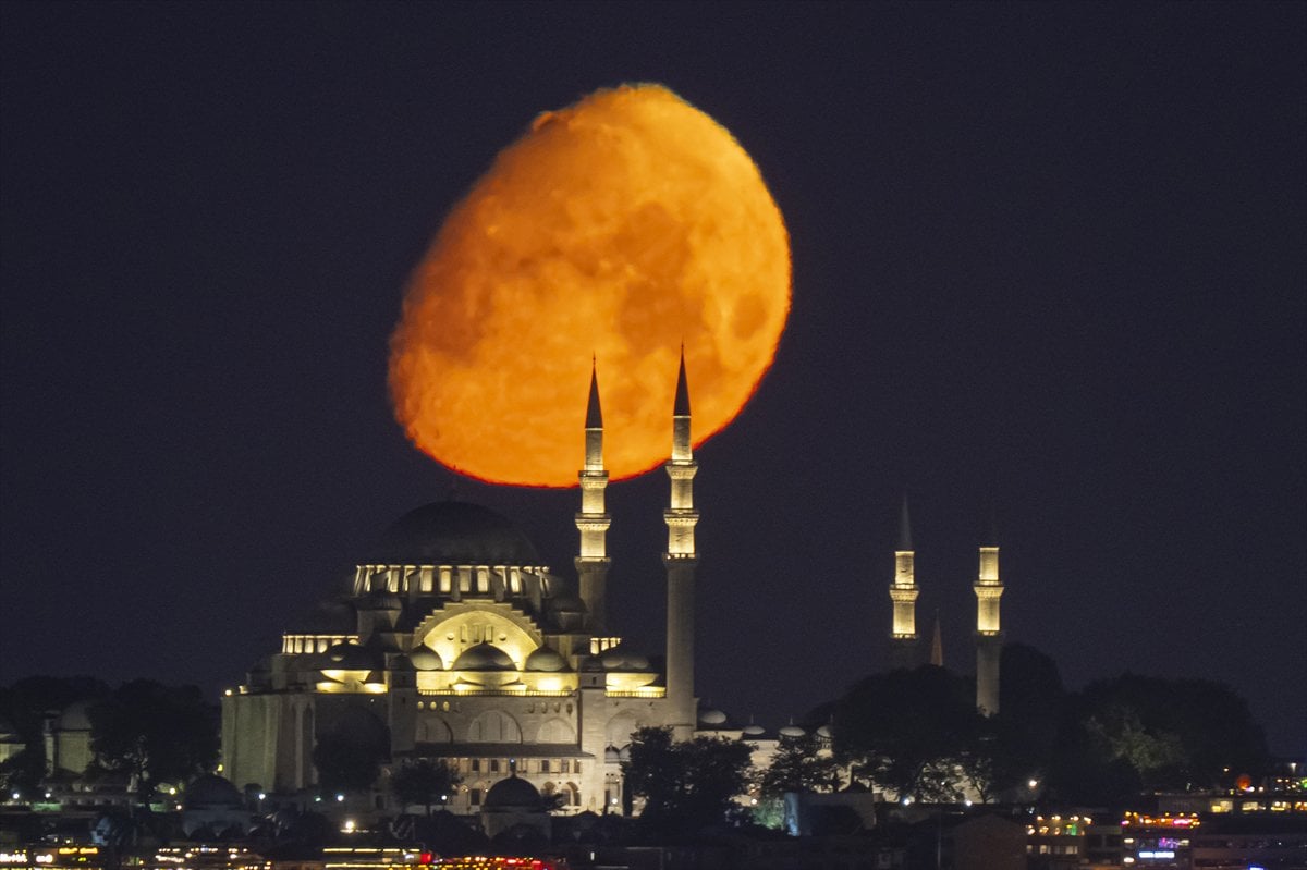İstanbul semalarında büyüleyici buluşma: Ay, Süleymaniye ile aynı karede