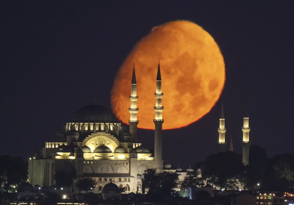 İstanbul semalarında büyüleyici buluşma: Ay, Süleymaniye ile aynı karede