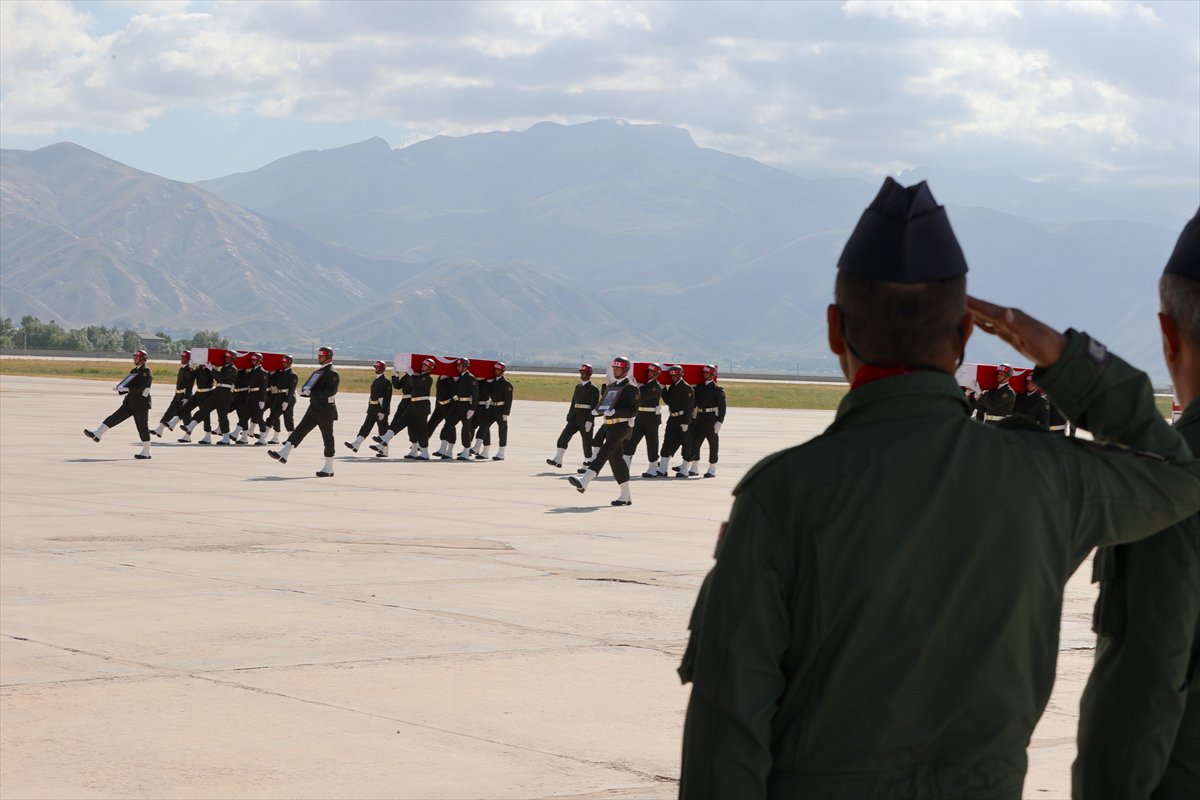 Pençe-Kilit Harekatı’nda şehit olan kahraman askerler son yolculuklarına uğurlandı