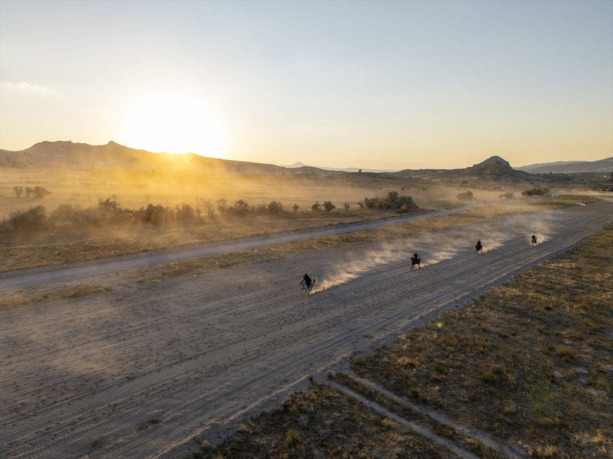 Kapadokya, gökyüzüne yükselen balonlarıyla görsel şölen sunuyor