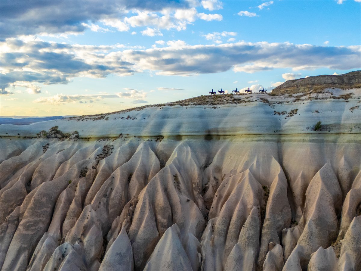 Kapadokya, gökyüzüne yükselen balonlarıyla görsel şölen sunuyor