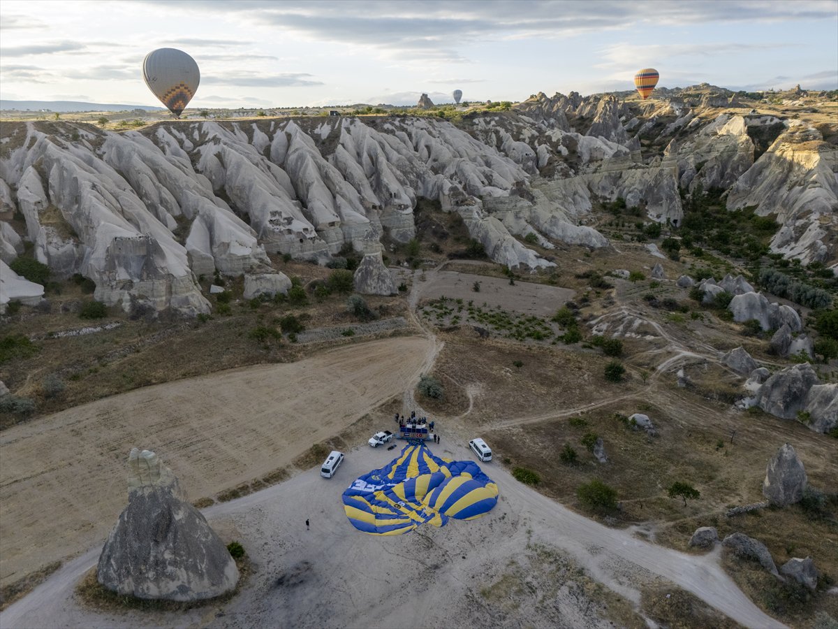 Kapadokya, gökyüzüne yükselen balonlarıyla görsel şölen sunuyor