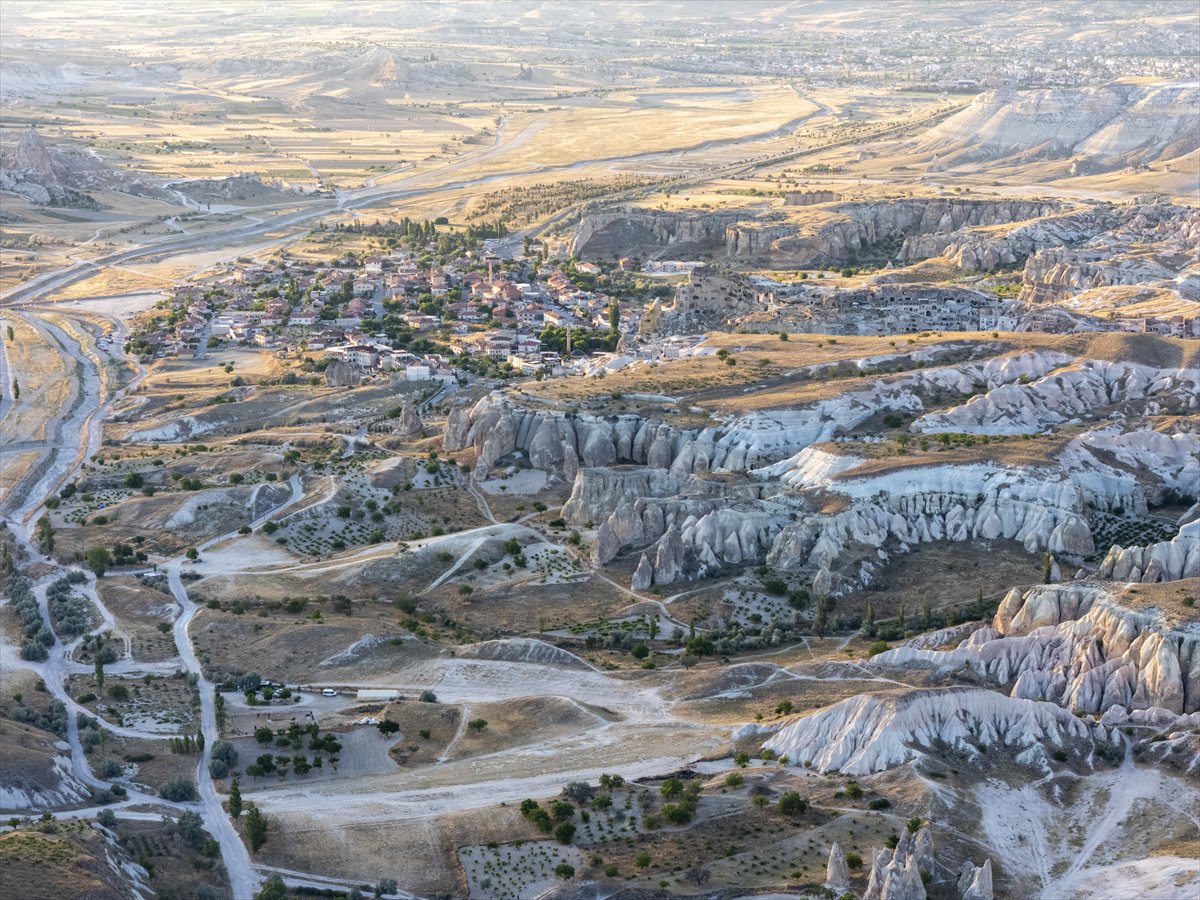 Kapadokya, gökyüzüne yükselen balonlarıyla görsel şölen sunuyor