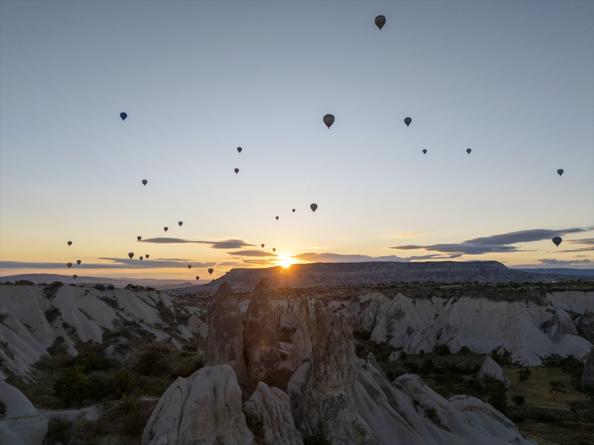 Kapadokya, gökyüzüne yükselen balonlarıyla görsel şölen sunuyor