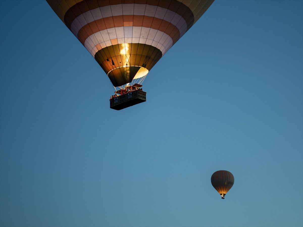 Kapadokya, gökyüzüne yükselen balonlarıyla görsel şölen sunuyor