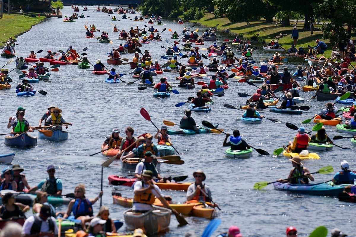 Kanada’da yüzlerce kanocu tarihi kanal kilidinde bir araya geldi