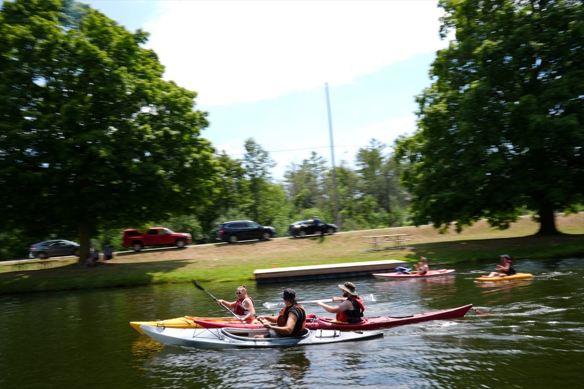 Kanada’da yüzlerce kanocu tarihi kanal kilidinde bir araya geldi