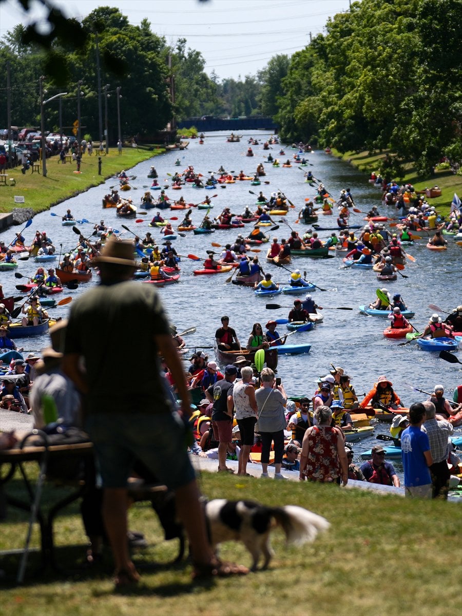 Kanada’da yüzlerce kanocu tarihi kanal kilidinde bir araya geldi