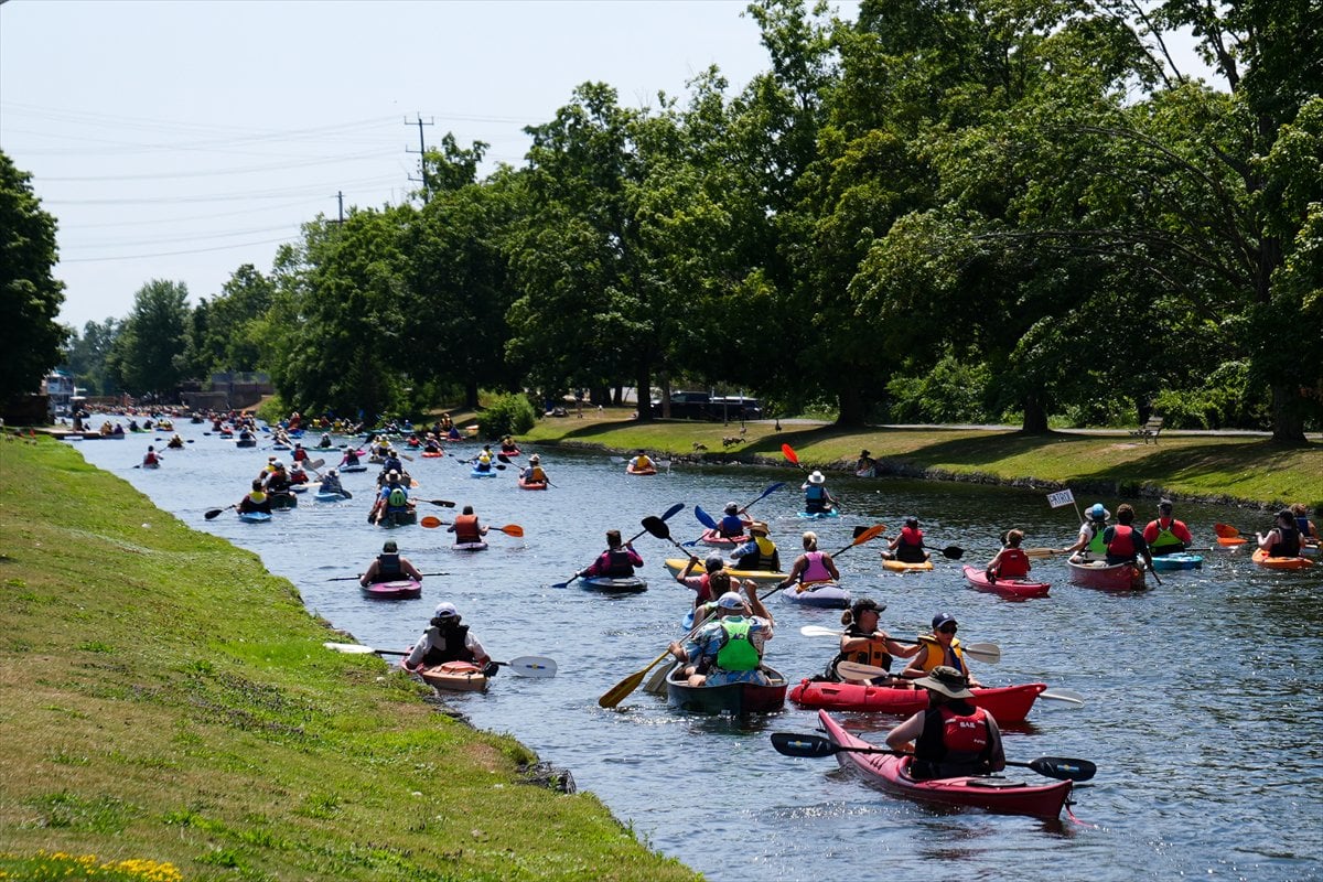 Kanada’da yüzlerce kanocu tarihi kanal kilidinde bir araya geldi
