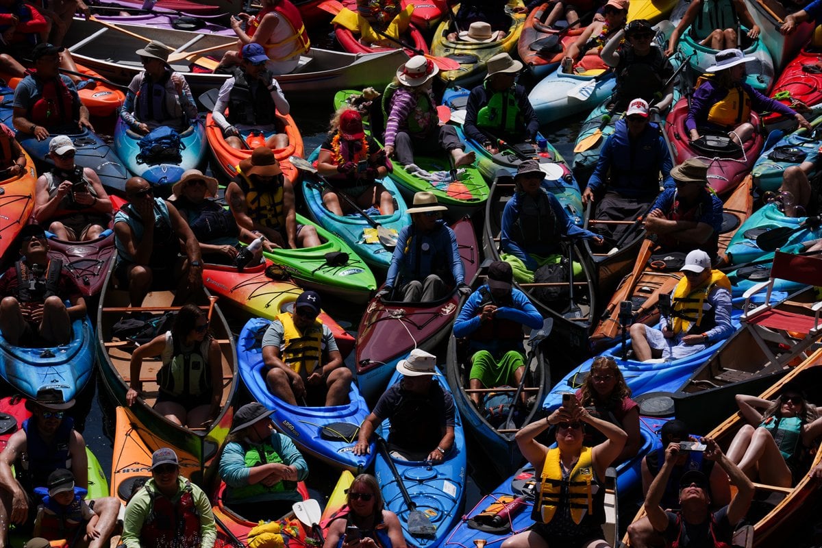 Kanada’da yüzlerce kanocu tarihi kanal kilidinde bir araya geldi