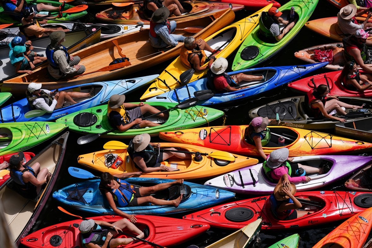 Kanada’da yüzlerce kanocu tarihi kanal kilidinde bir araya geldi