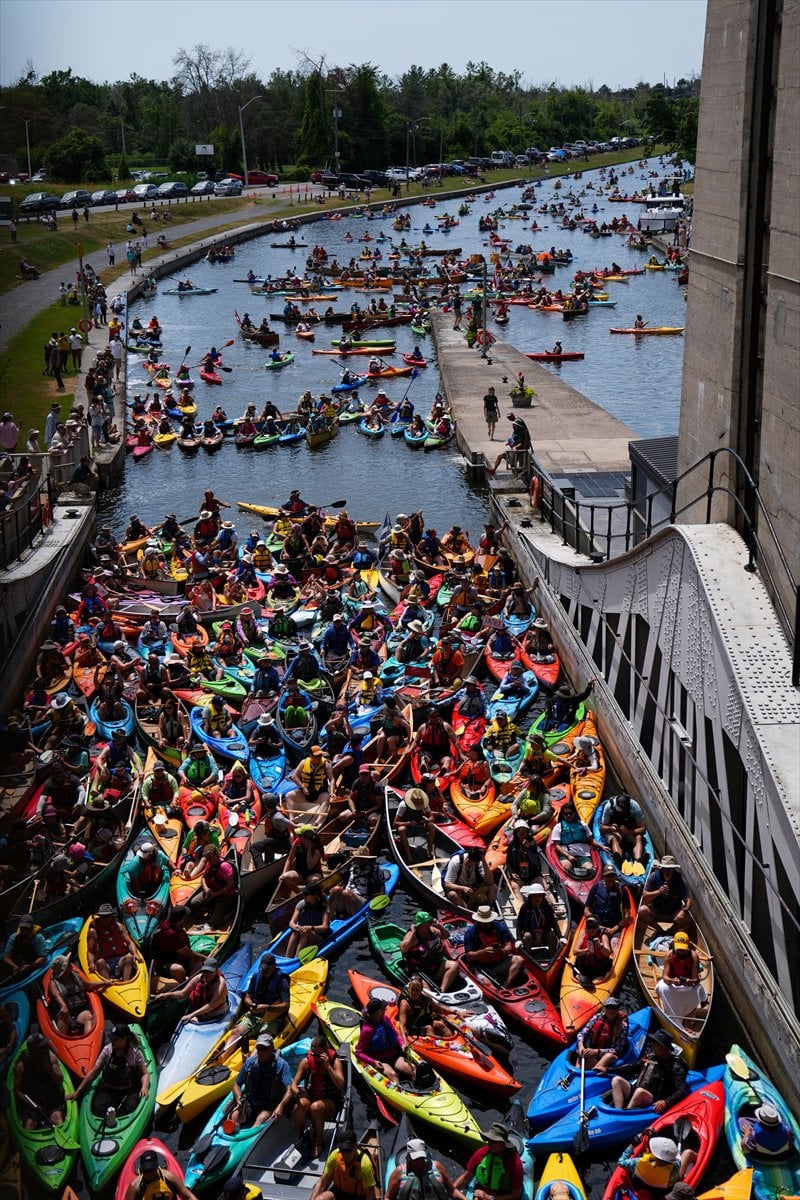 Kanada’da yüzlerce kanocu tarihi kanal kilidinde bir araya geldi