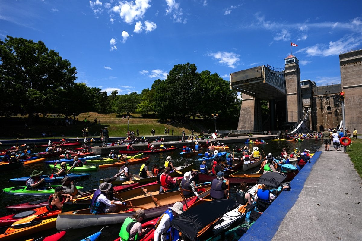 Kanada’da yüzlerce kanocu tarihi kanal kilidinde bir araya geldi