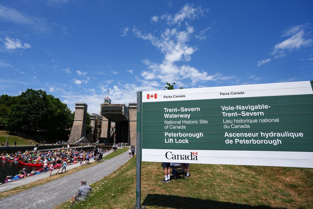 Kanada’da yüzlerce kanocu tarihi kanal kilidinde bir araya geldi