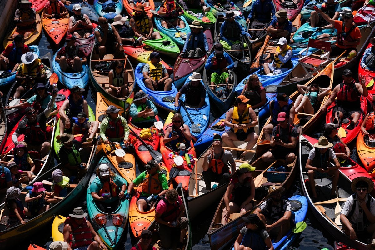Kanada’da yüzlerce kanocu tarihi kanal kilidinde bir araya geldi