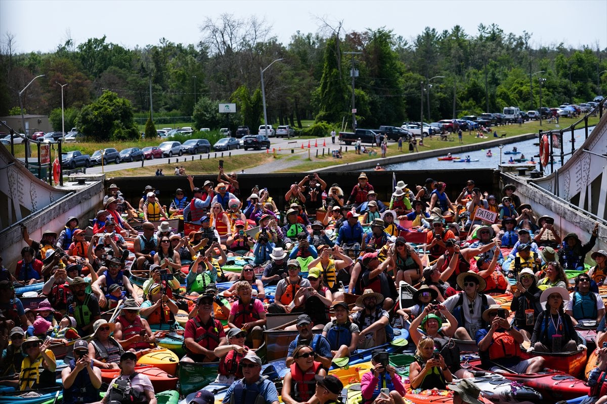 Kanada’da yüzlerce kanocu tarihi kanal kilidinde bir araya geldi