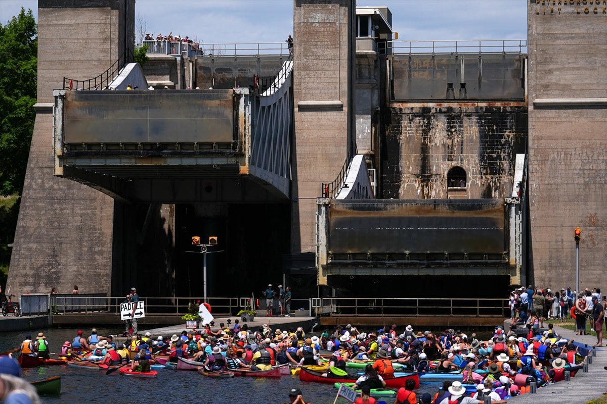 Kanada’da yüzlerce kanocu tarihi kanal kilidinde bir araya geldi
