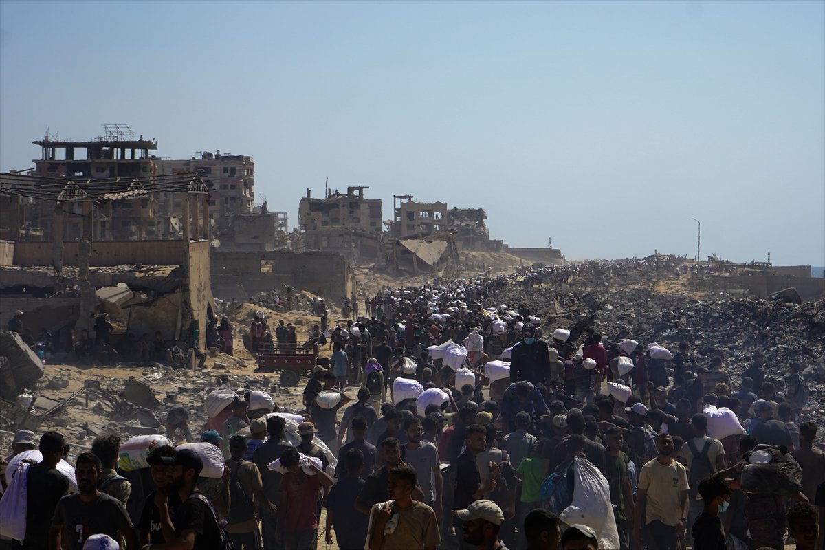 İsrail, gıda yardımı almaya giden Gazzeliler'e saldırdı