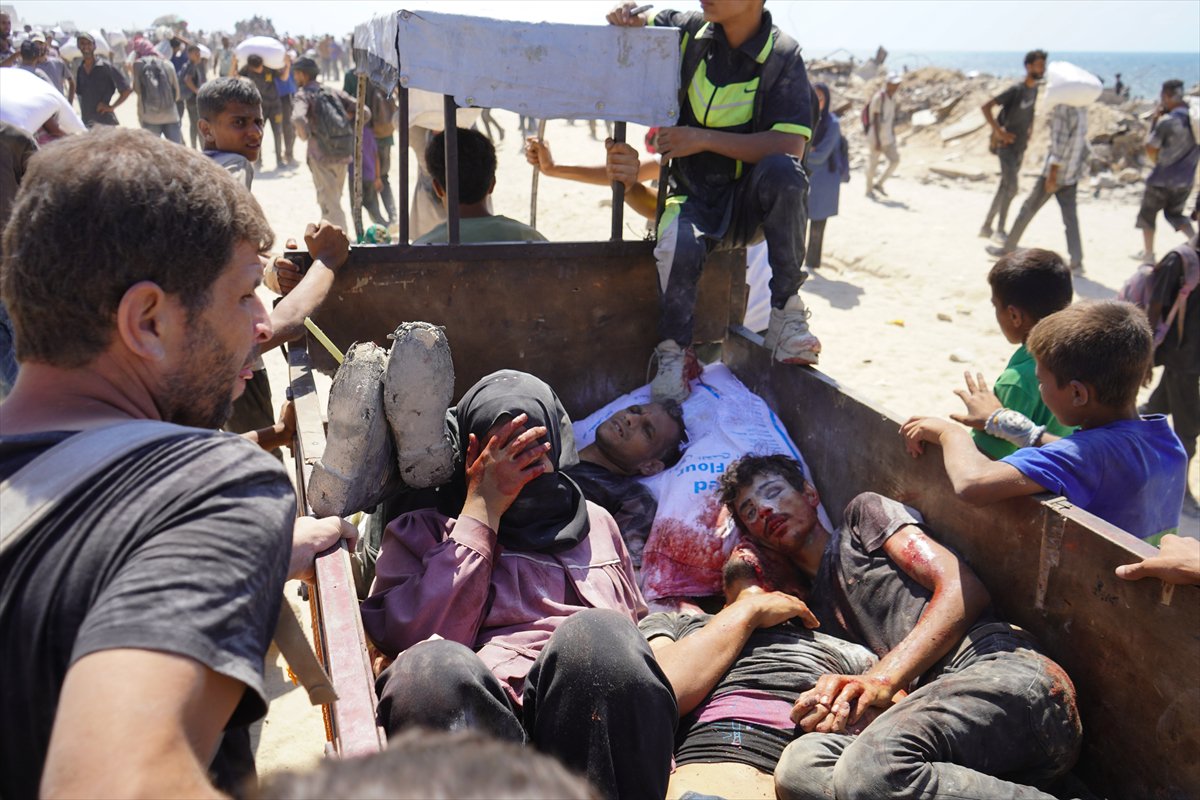 İsrail, gıda yardımı almaya giden Gazzeliler'e saldırdı