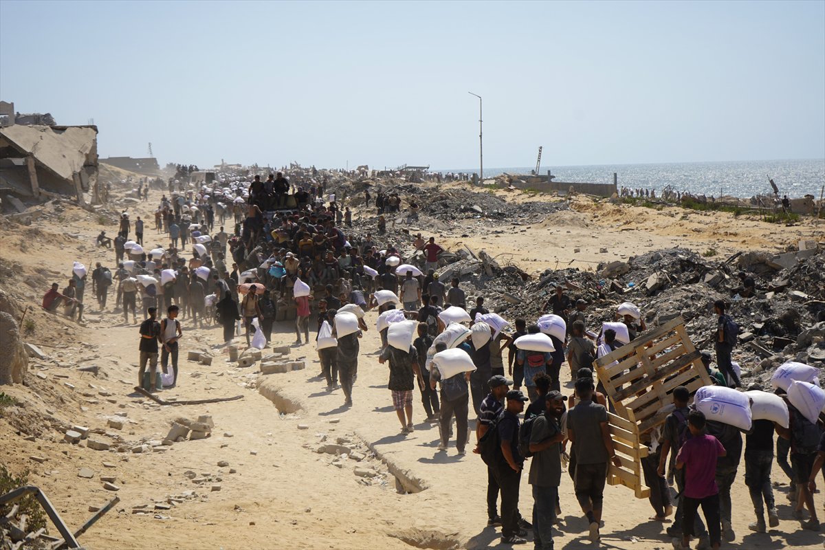 İsrail, gıda yardımı almaya giden Gazzeliler'e saldırdı