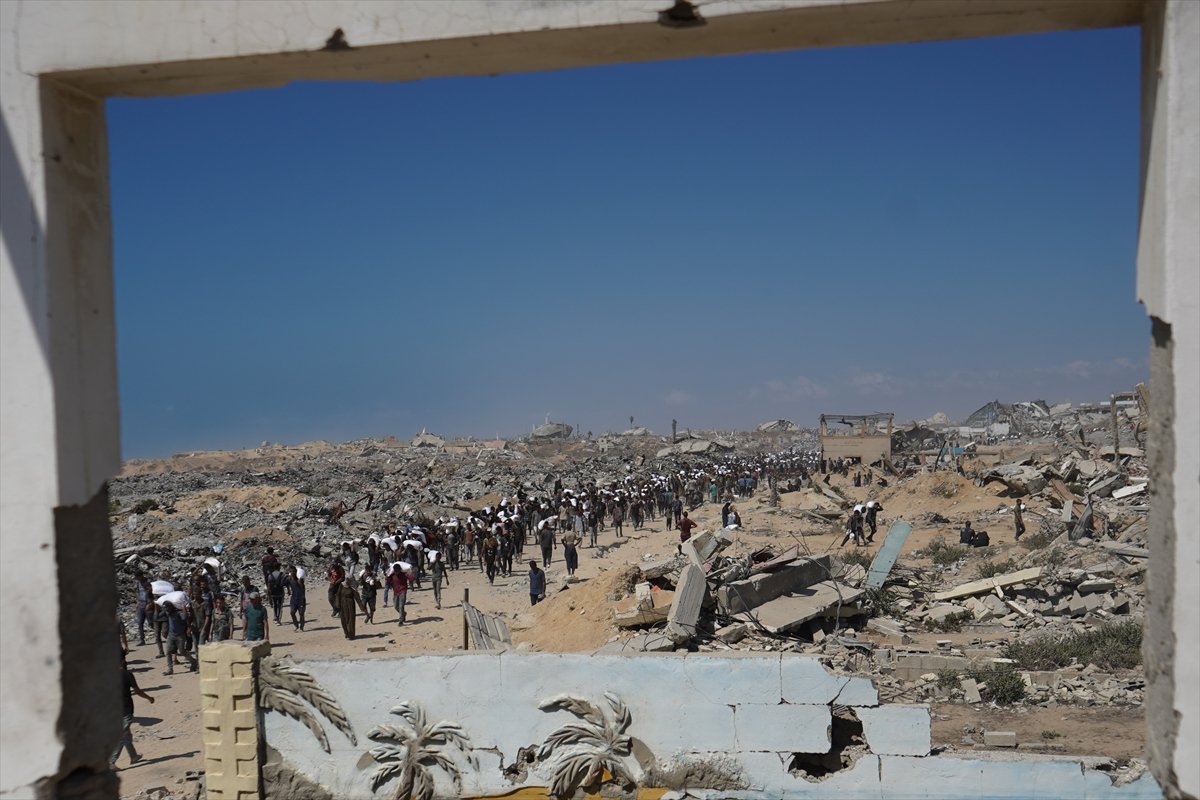 İsrail, gıda yardımı almaya giden Gazzeliler'e saldırdı