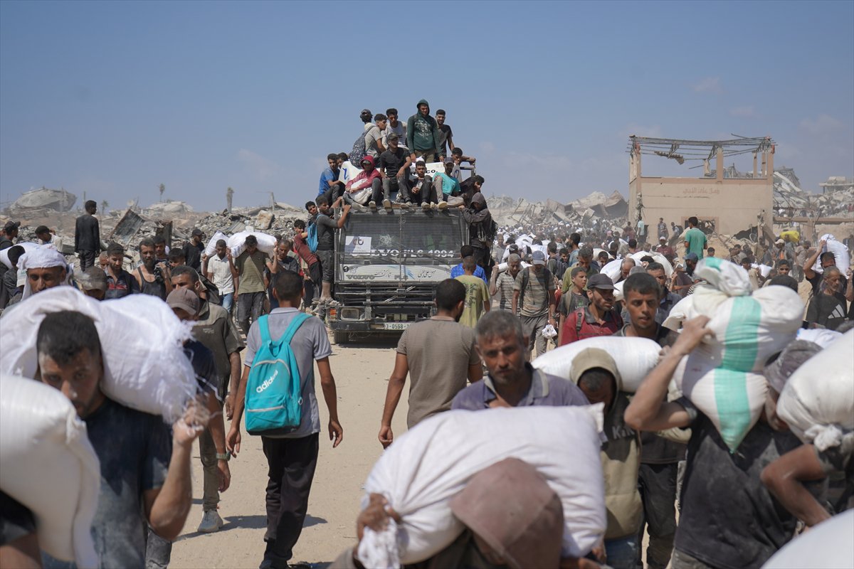 İsrail, gıda yardımı almaya giden Gazzeliler'e saldırdı