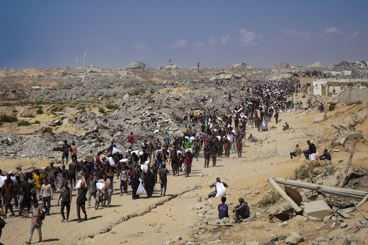 İsrail, gıda yardımı almaya giden Gazzeliler'e saldırdı