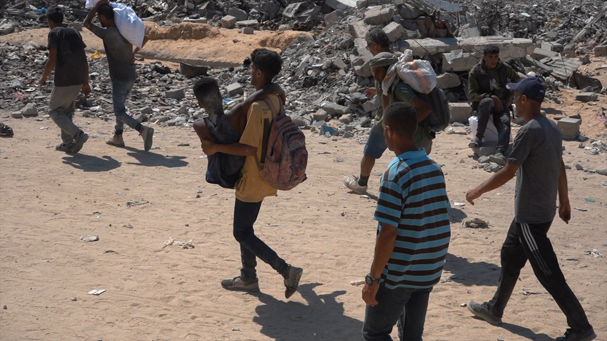 İsrail, gıda yardımı almaya giden Gazzeliler'e saldırdı