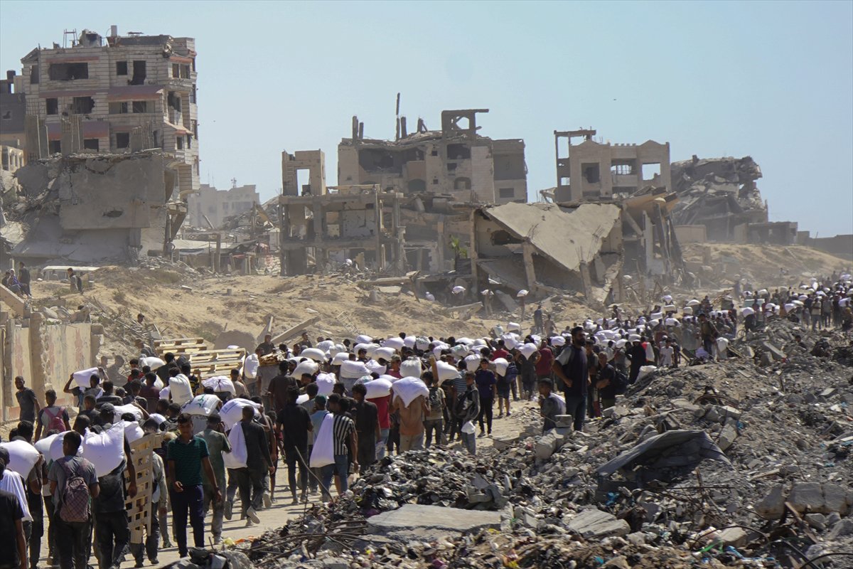 İsrail, gıda yardımı almaya giden Gazzeliler'e saldırdı