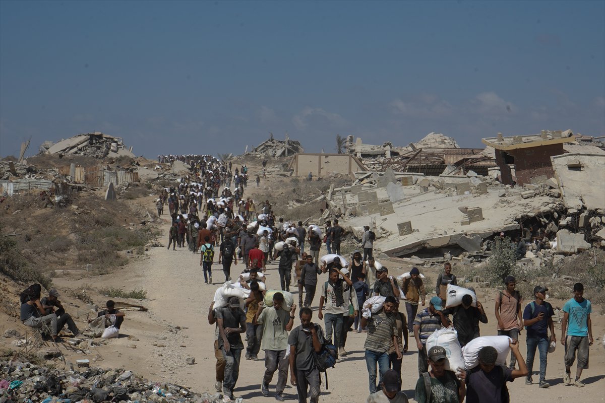 İsrail, gıda yardımı almaya giden Gazzeliler'e saldırdı