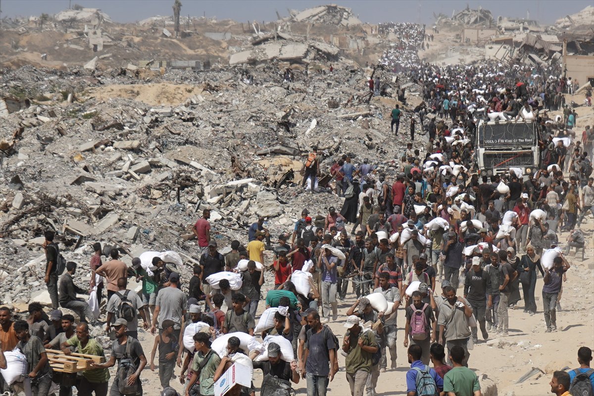 İsrail, gıda yardımı almaya giden Gazzeliler'e saldırdı