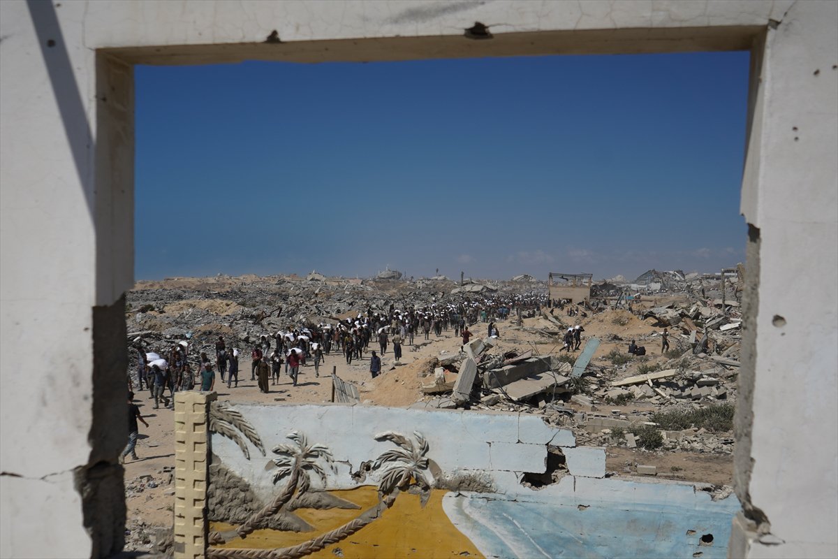 İsrail, gıda yardımı almaya giden Gazzeliler'e saldırdı