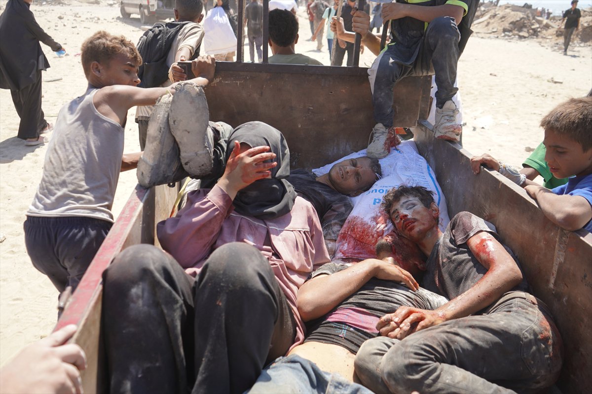 İsrail, gıda yardımı almaya giden Gazzeliler'e saldırdı