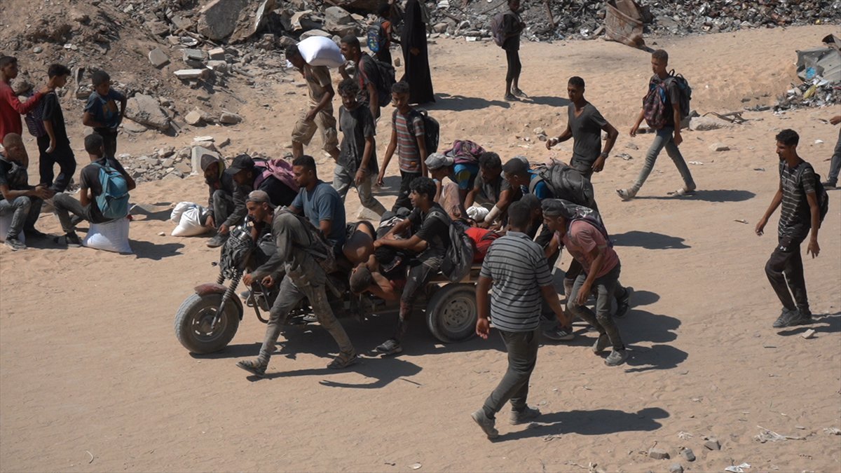 İsrail, gıda yardımı almaya giden Gazzeliler'e saldırdı