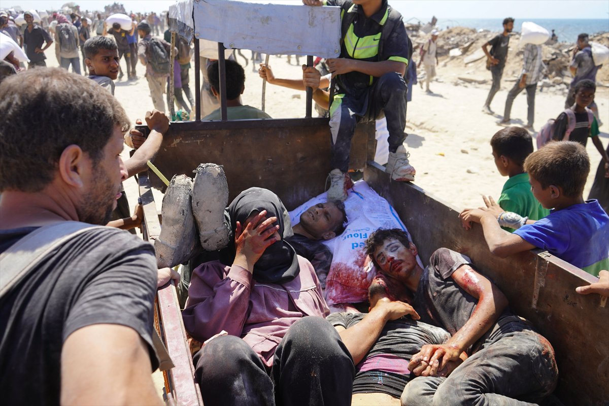 İsrail, gıda yardımı almaya giden Gazzeliler'e saldırdı