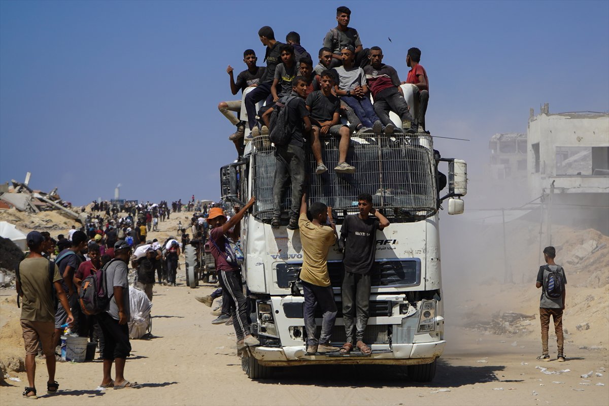 İsrail, gıda yardımı almaya giden Gazzeliler'e saldırdı