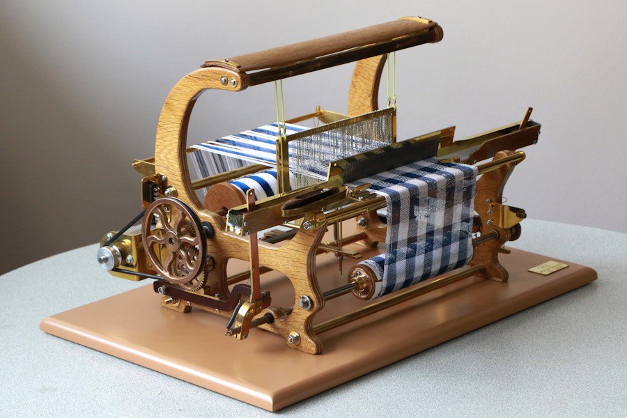 Dünya çapında tek: Abdullah Yurtsever'in minyatür dokuma tezgâhları