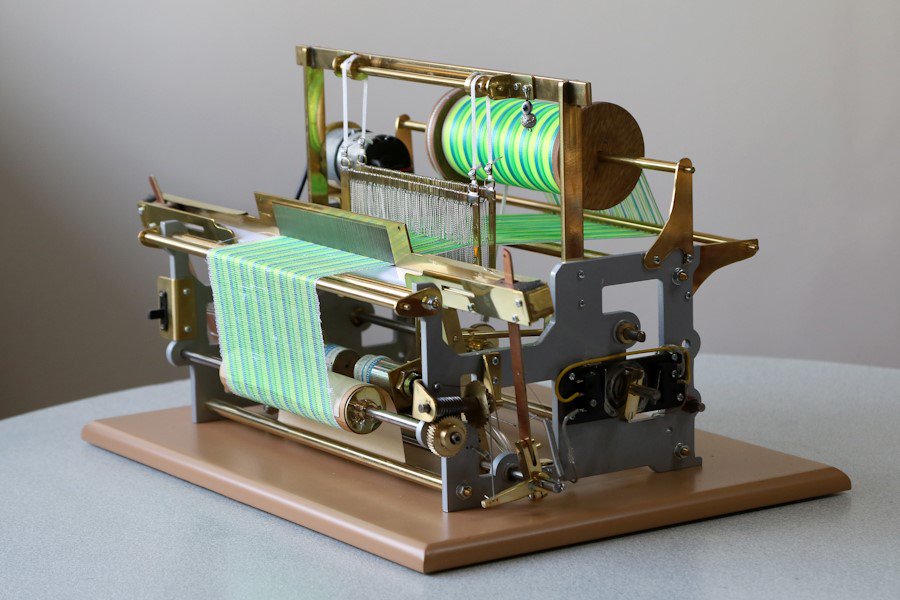 Dünya çapında tek: Abdullah Yurtsever'in minyatür dokuma tezgâhları