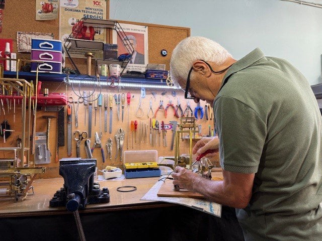 Dünya çapında tek: Abdullah Yurtsever'in minyatür dokuma tezgâhları