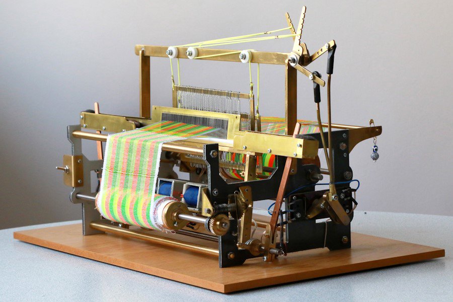 Dünya çapında tek: Abdullah Yurtsever'in minyatür dokuma tezgâhları