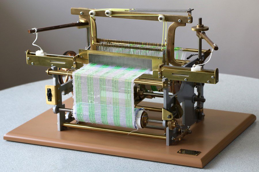 Dünya çapında tek: Abdullah Yurtsever'in minyatür dokuma tezgâhları