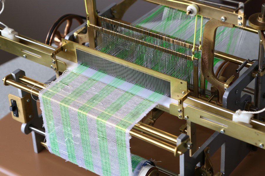 Dünya çapında tek: Abdullah Yurtsever'in minyatür dokuma tezgâhları