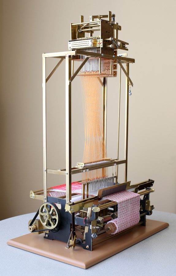 Dünya çapında tek: Abdullah Yurtsever'in minyatür dokuma tezgâhları