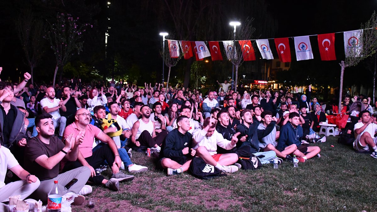 Türkiye ve Almanya karşılaşmasına vatandaşlardan yoğun ilgi