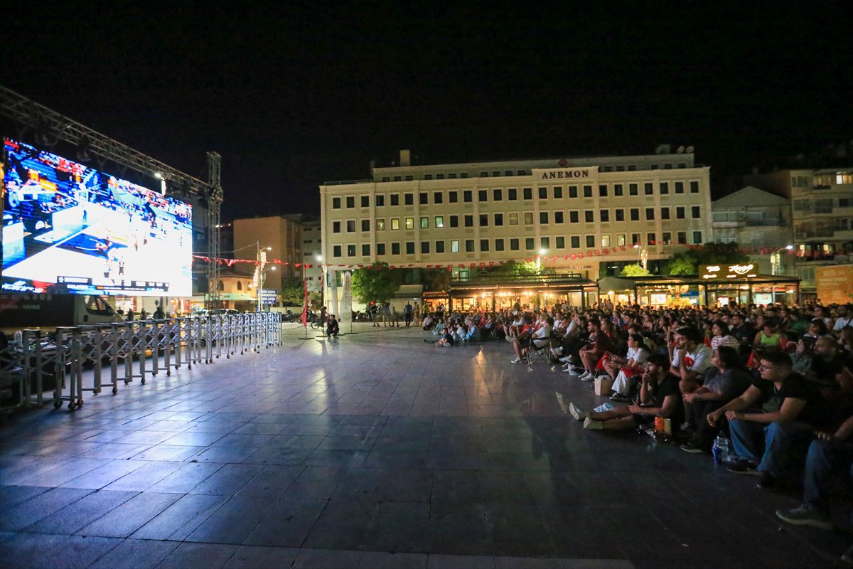 Türkiye ve Almanya karşılaşmasına vatandaşlardan yoğun ilgi
